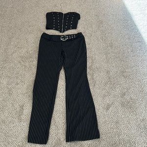 The top is a small and the bottoms are a medium.